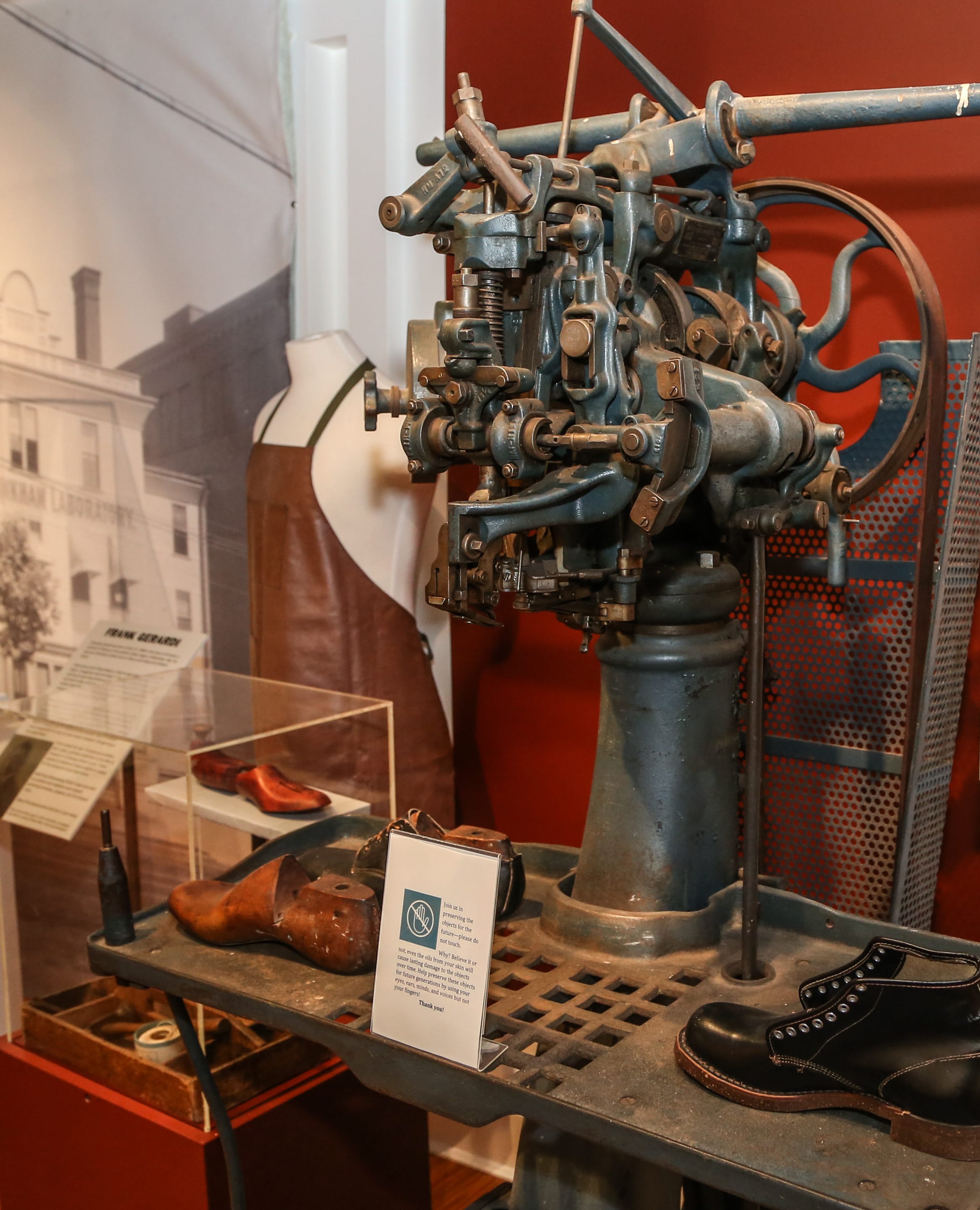 Shoe lasting machiine